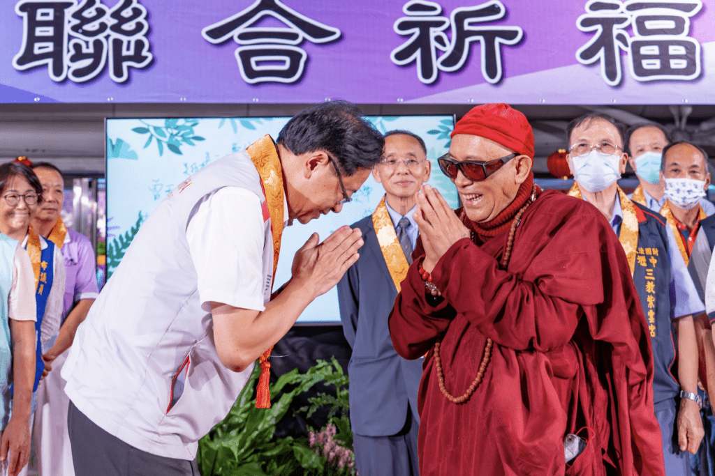 宗教聯合祈福會      張善政與心道法師共同簽署生態聯署