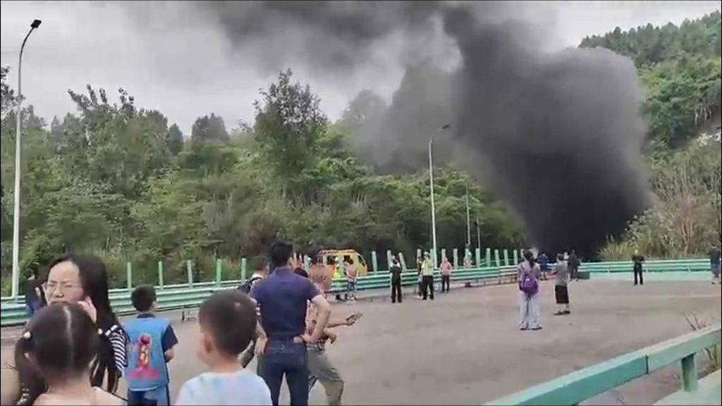 影音/四川成都雲頂山一號隧道貨車追尾爆炸起火