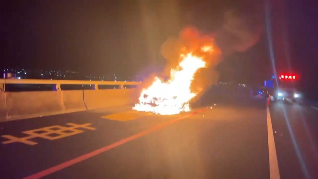 影音/國道五號南下35K深夜火燒車 56歲女駕駛逃過火劫