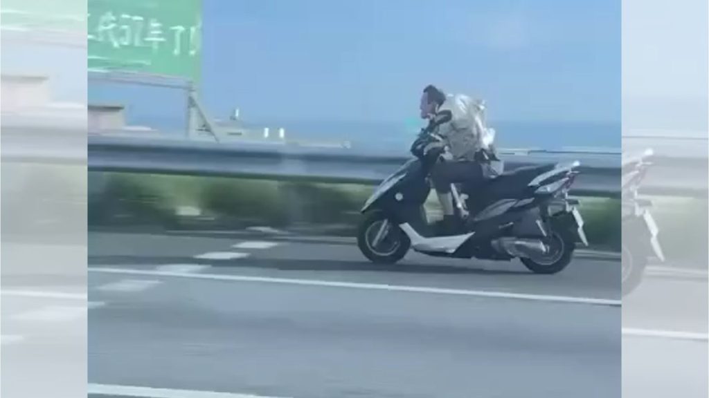 影音／阿伯扭姿騎車飆國道 網友幫配BGM(背景音樂)