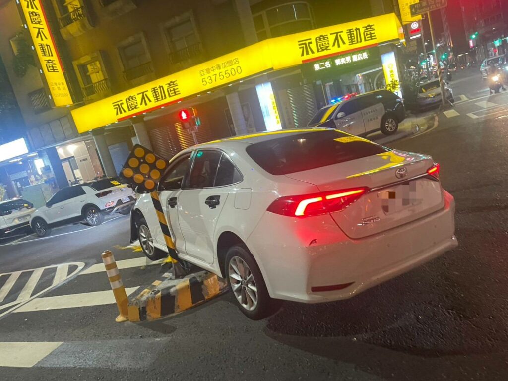 高雄市中華四路、興中二路口自小客車碰撞行人庇護島　無人受傷