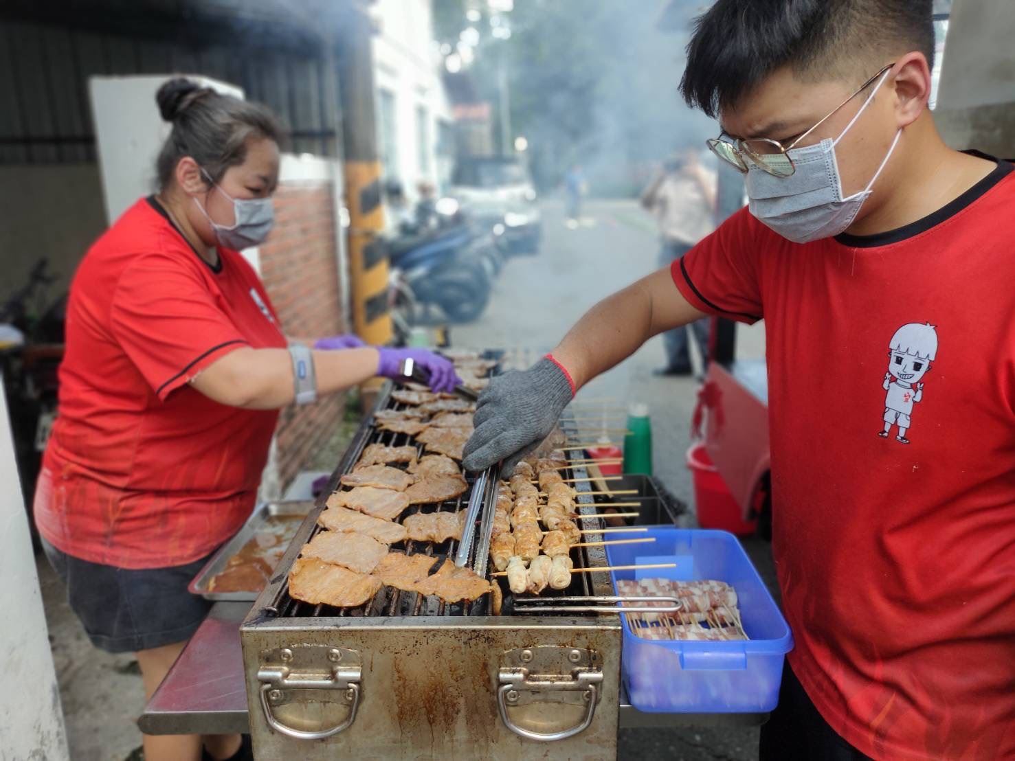 屏縣遊民收容所安排烤肉　致贈物資及紅包關懷街友