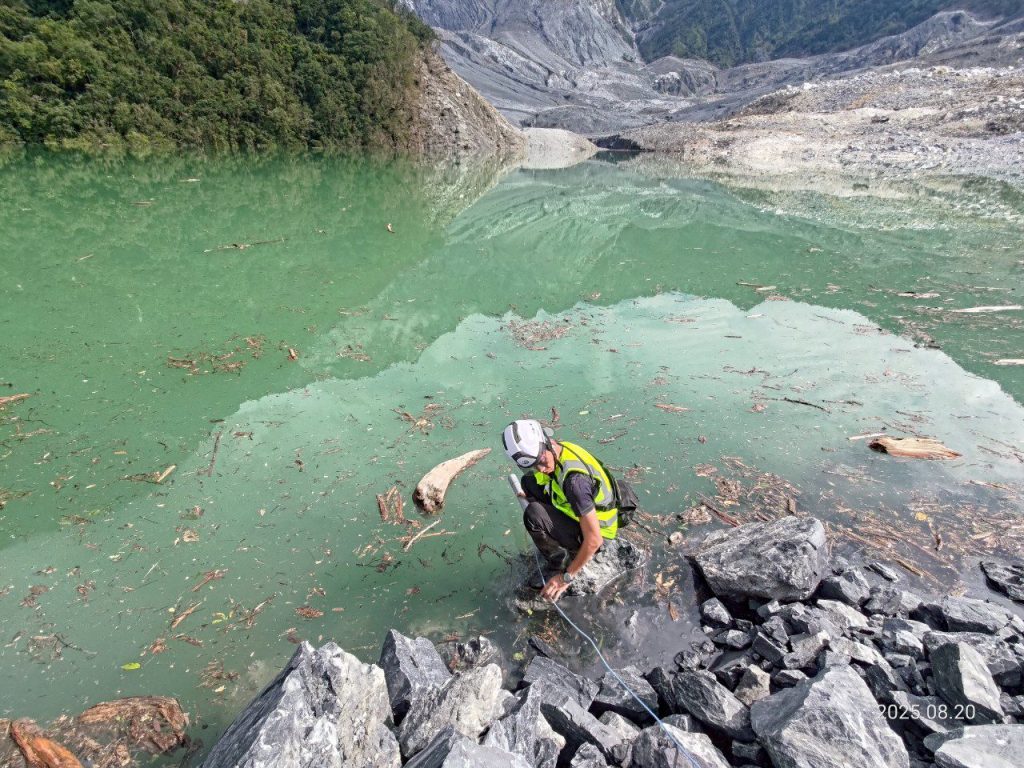 監測花蓮馬太鞍溪堰塞湖  直升機馳援成功裝設水位計