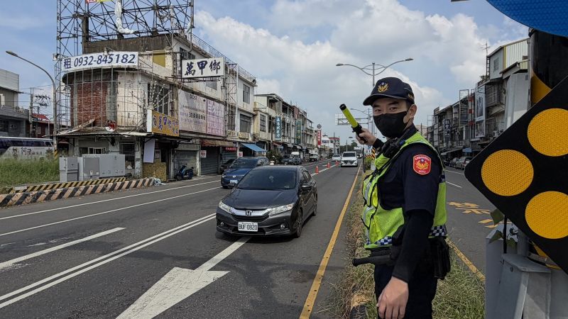 國慶連假終日返程車潮湧現　屏警用汗水與嘻哈打造有感疏導