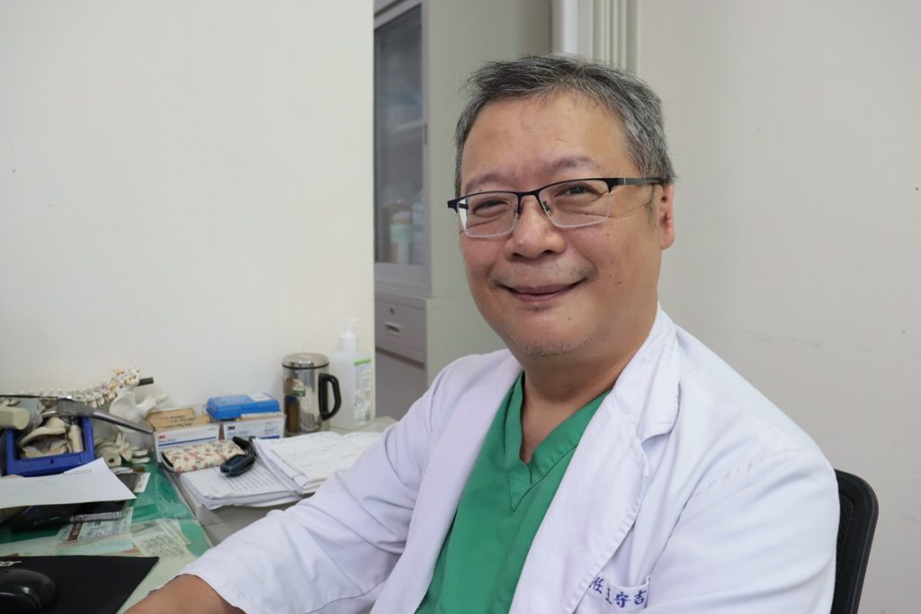 小耳醫師特徵昇華成良醫代號   王守吉榮獲衛福部資深典範醫師獎