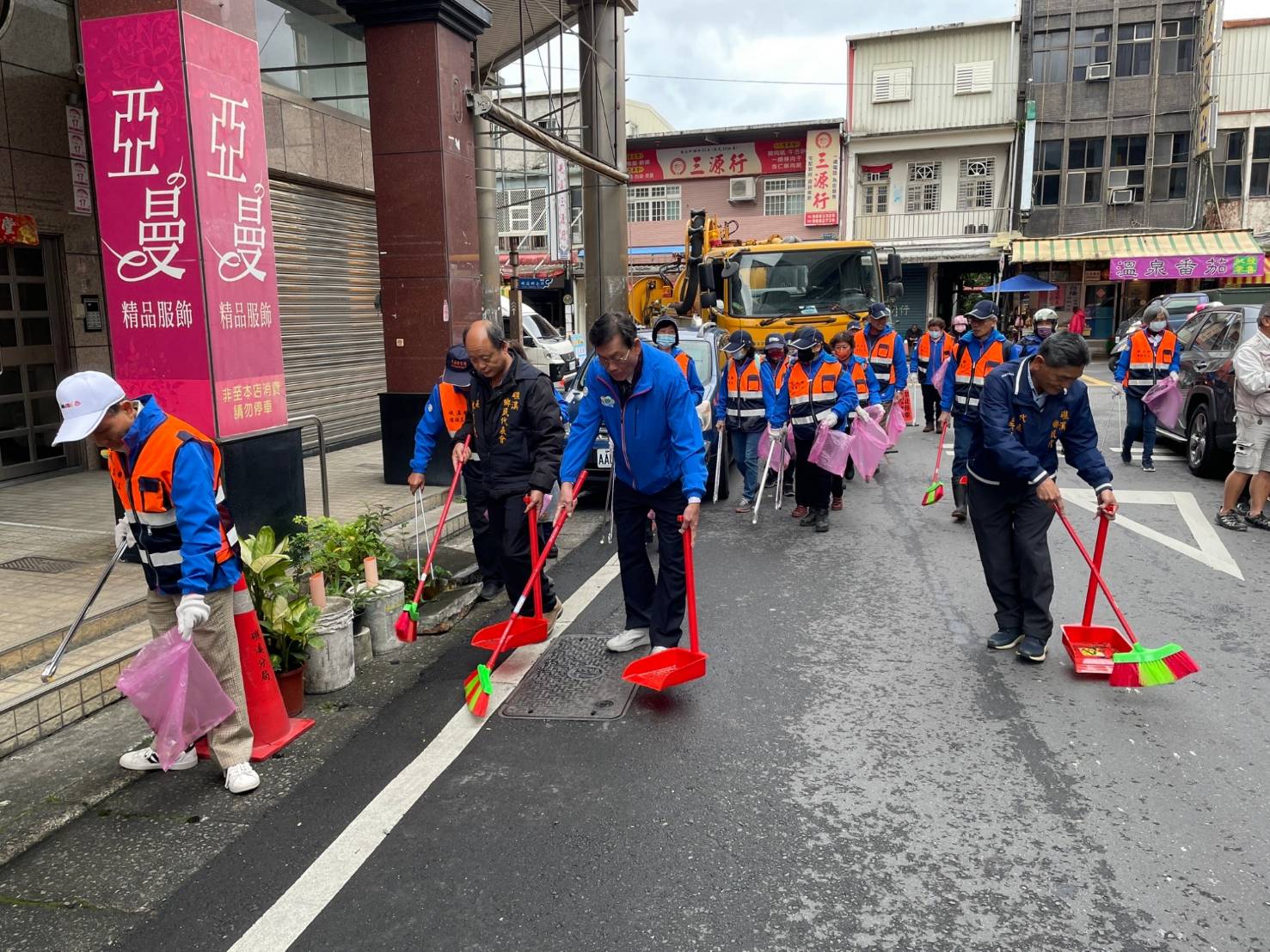 年終大掃除  礁溪鄉公所動員上百人掃街