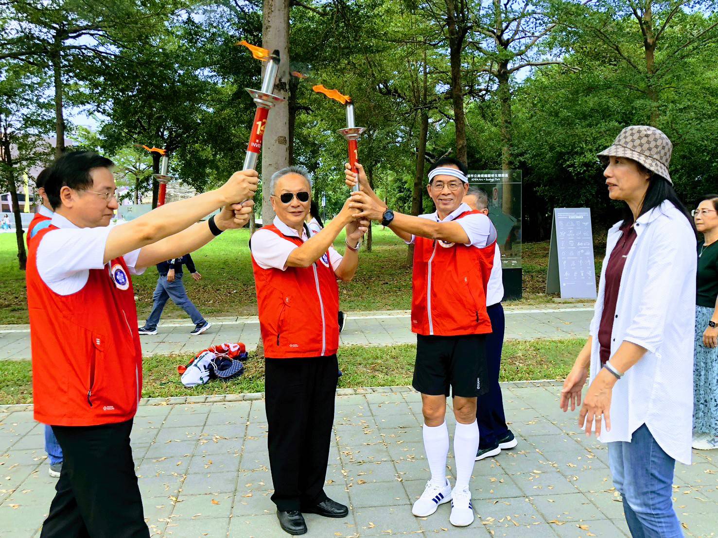 臺南大學126週年校慶   高雄市校友熱情迎接聖火傳遞