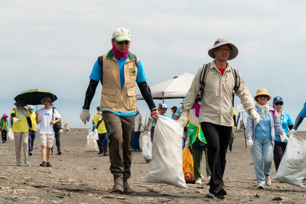 宜蘭縣東港海濱淨灘   結合創新科技AR解謎新體驗
