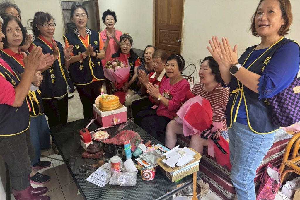 一塊蛋糕的力量     新北泰山阿嬤「人生首度」過生日     感動爆哭：原來這就是幸福