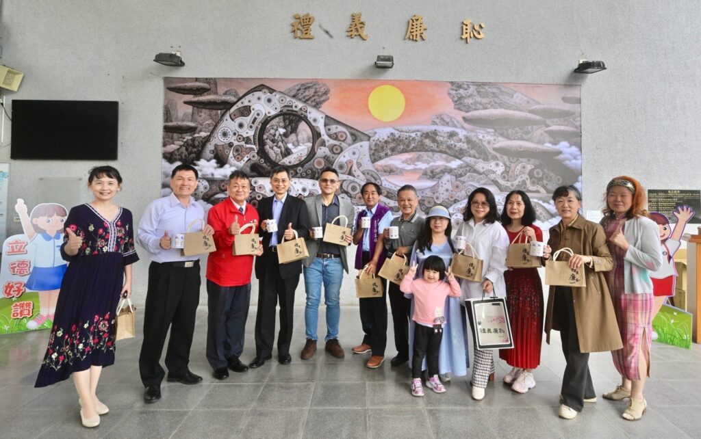 口足畫家楊恩典老師致贈親繪「禮義廉恥」作品給黃雀華　立德國中101門牌號、禮義廉恥101新里程