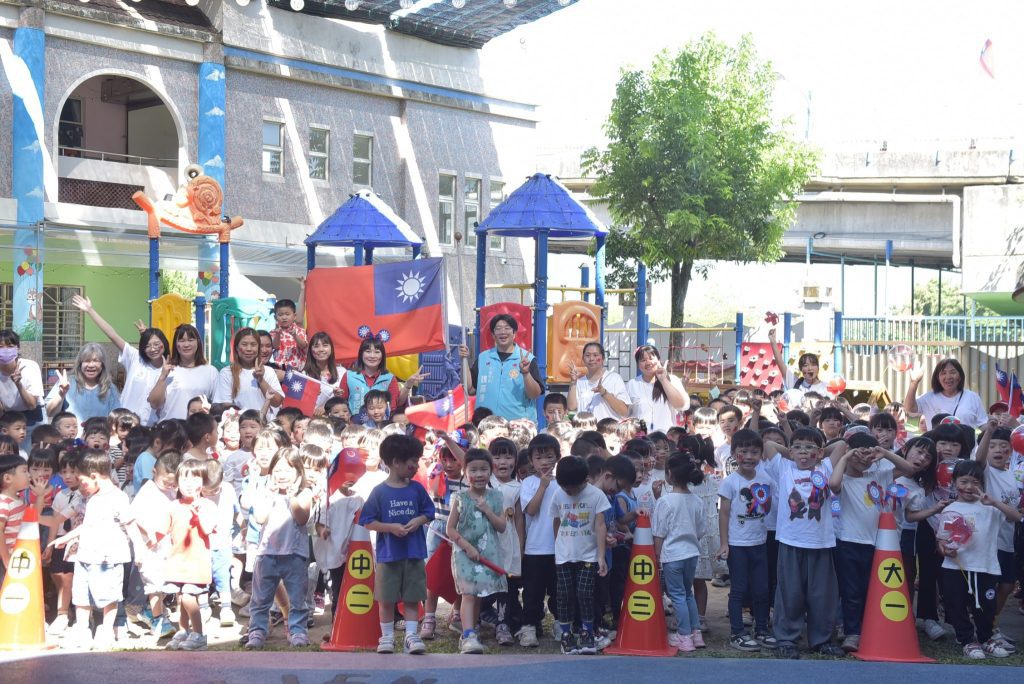花蓮市幼喜迎雙十國慶  魏嘉彥與幼兒同歡共樂