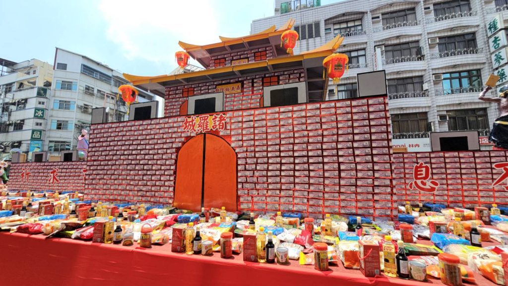 影音/7,500張兩千元紙鈔堆砌城門 諸羅城隍中元祭超吸睛