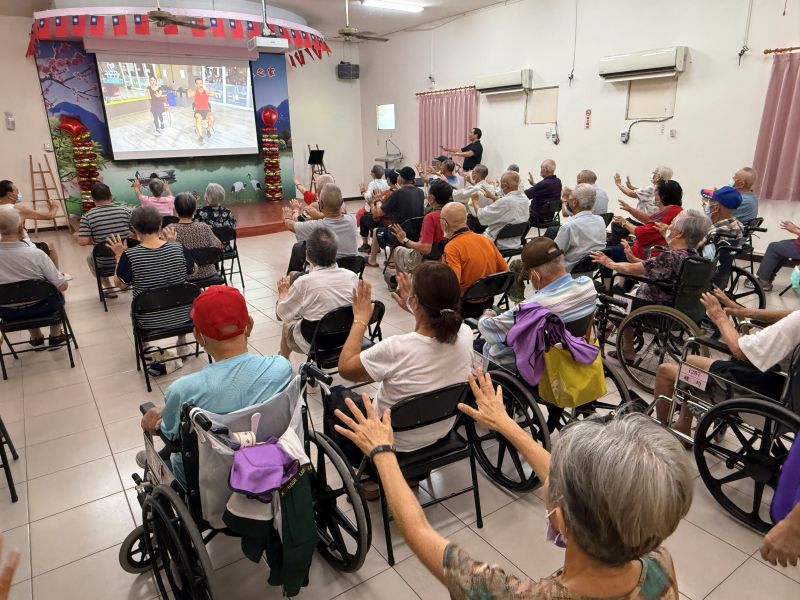 高雄榮家攜手楠梓樂齡學習中心葉金福復健師帶領長輩運動　 推動樂齡保健課程