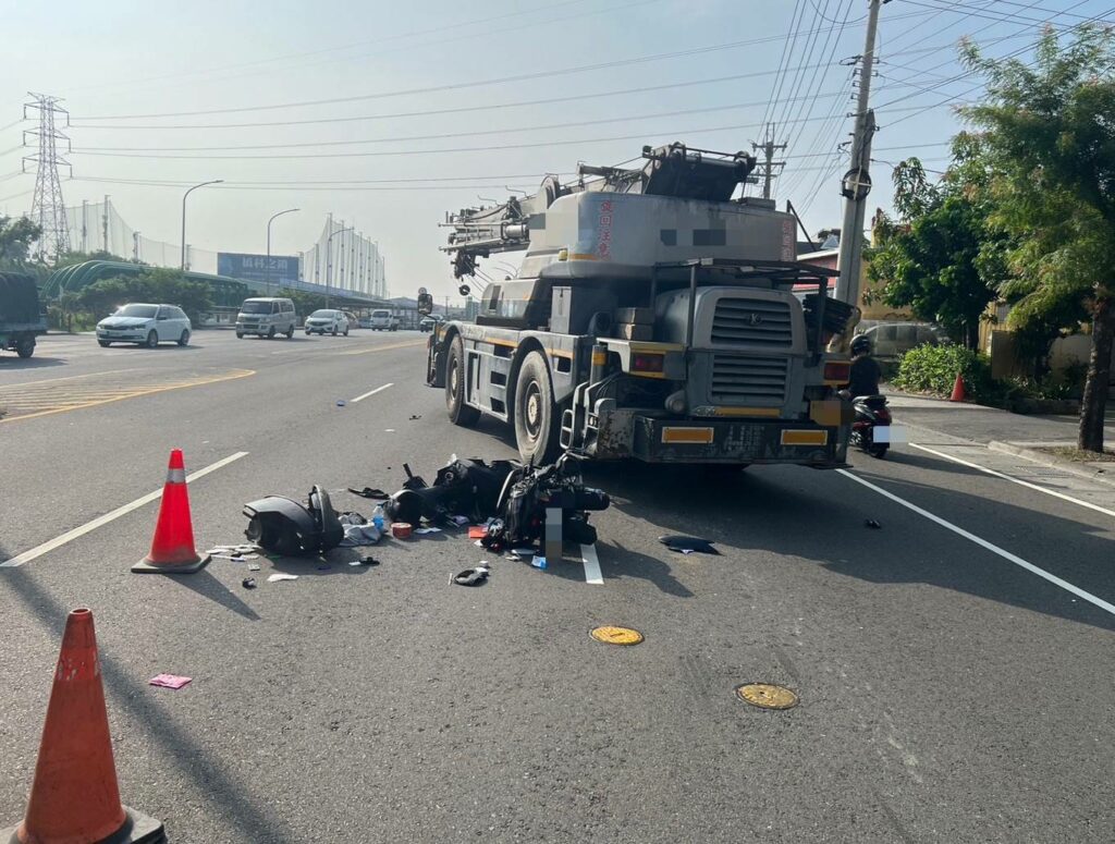 動力機械起步車未禮讓直行機車致撞 騎士受傷警現場交管助送醫