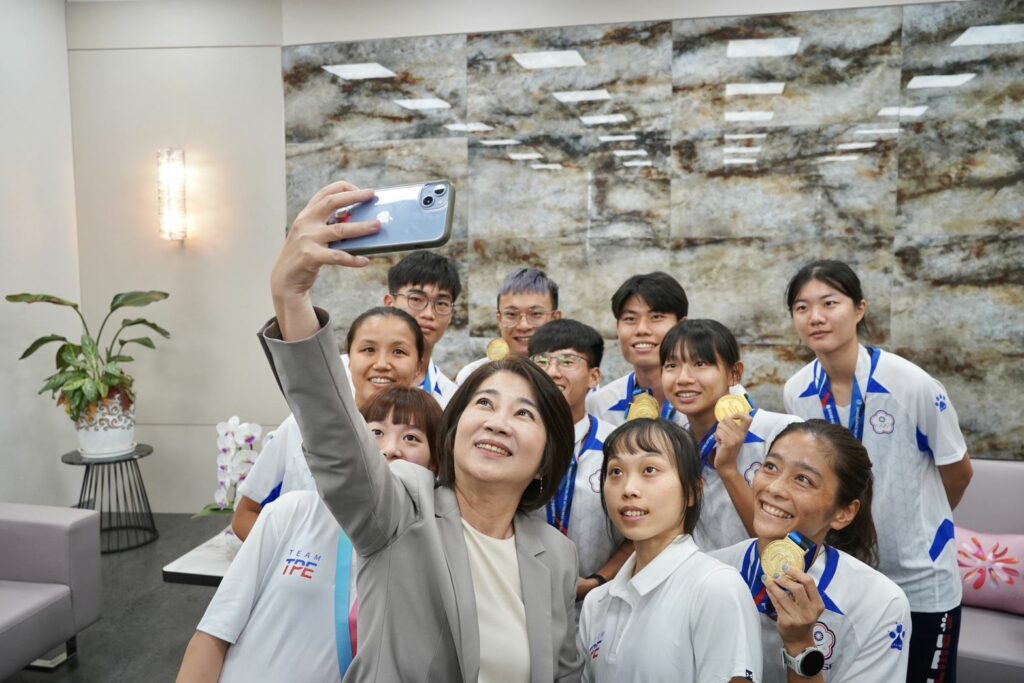 屏東縣長接見世大運及溜冰亞錦賽屏東優秀選手    屏東體育發展中心頒發近50萬元體育獎勵金