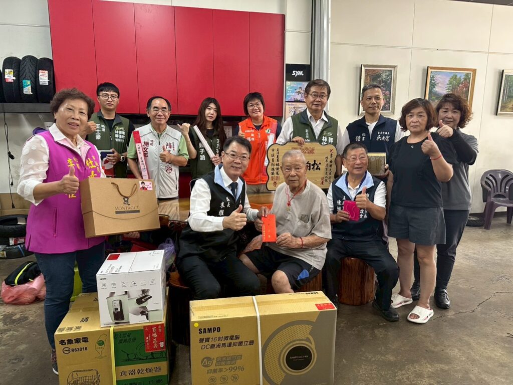 百歲人瑞慶重陽，歸仁區公所偕同地方民代團隊向人瑞獻上恭賀之意