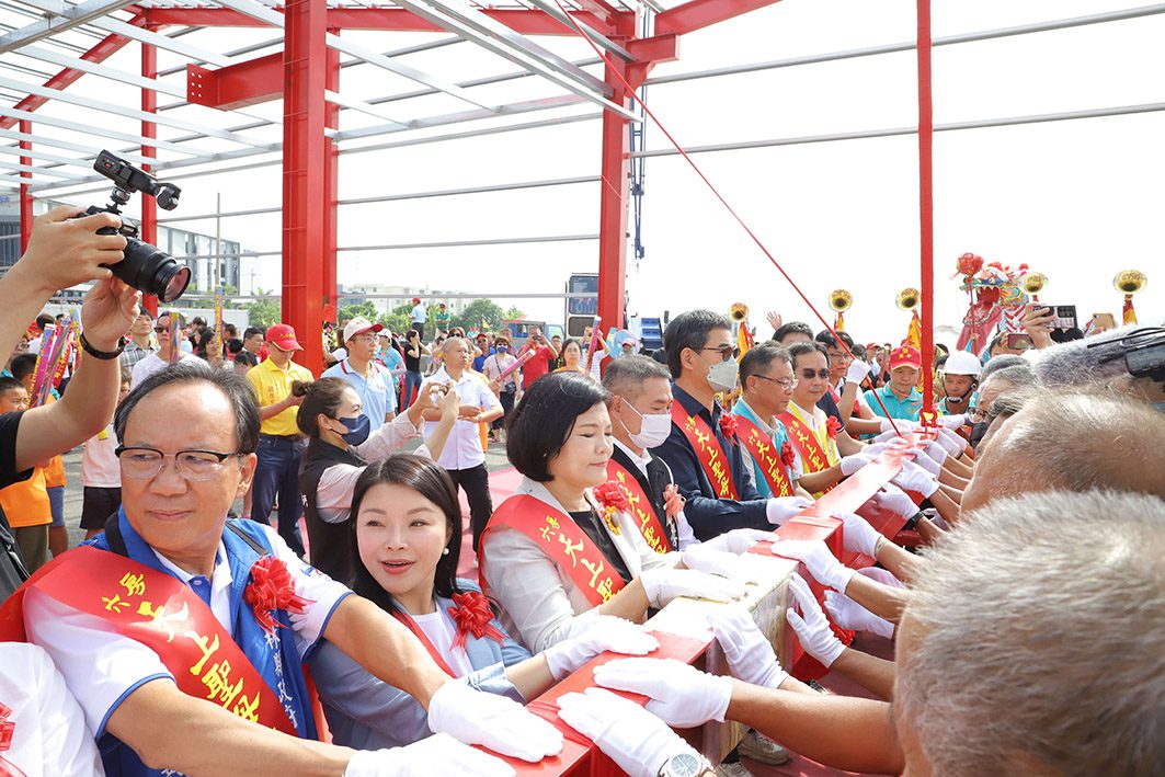 雲林六房媽土庫股過港紅壇上樑　信眾觀禮祈求平安順利