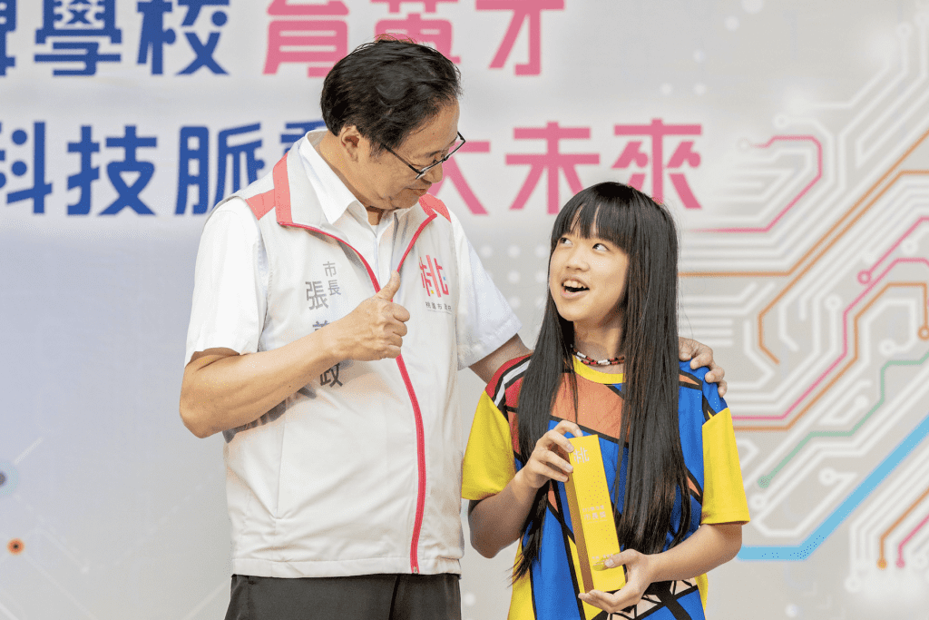 張善政出席林森國小市長獎合影     勉勵畢業生持續自律     追求卓越