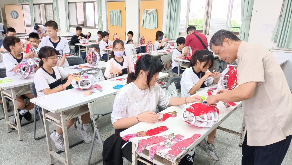 影音/從傳統走向文創 林朝欽走入宜蘭校園分享燈籠創意