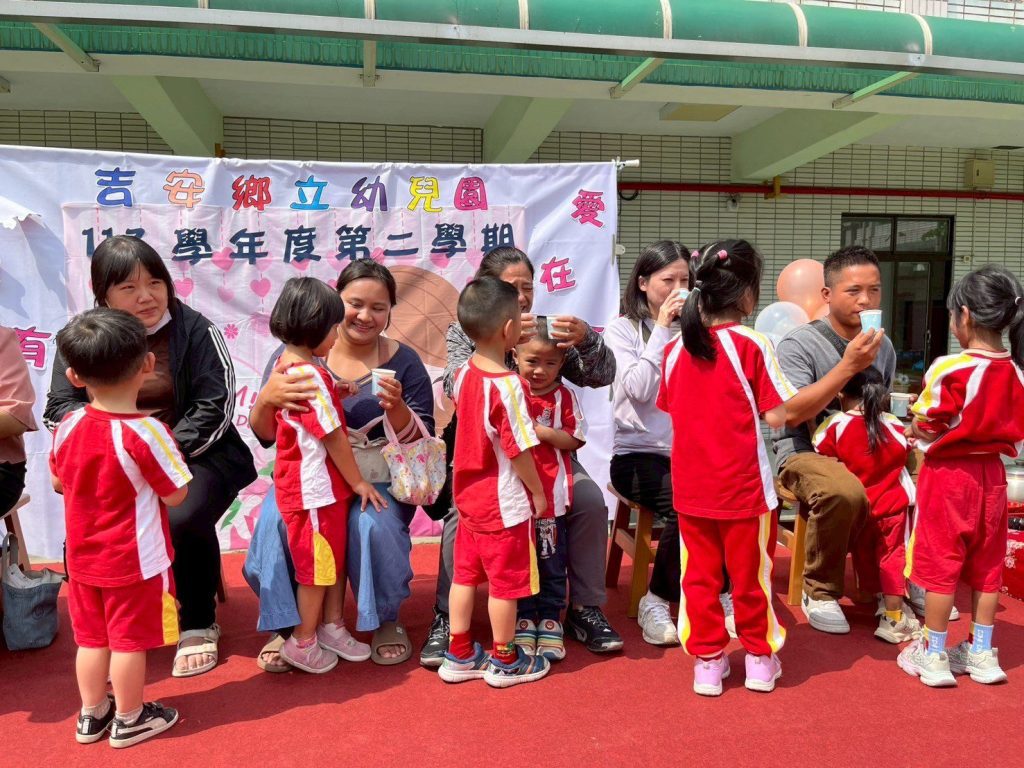 吉安鄉幼「奉茶敬孝」溫馨登場  游淑貞伴百位幼幼寶貝勇敢說愛