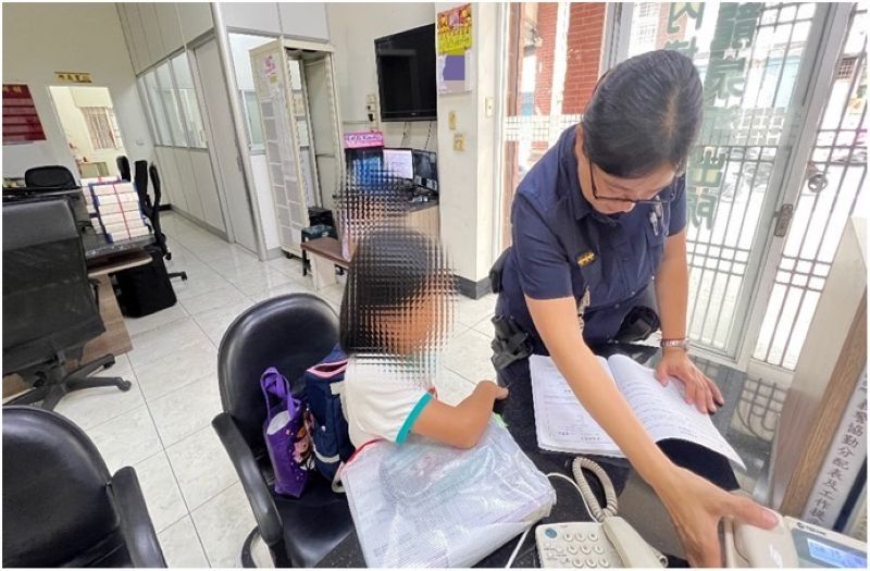 國小姐妹花路邊張望　熱心內埔警協助返家