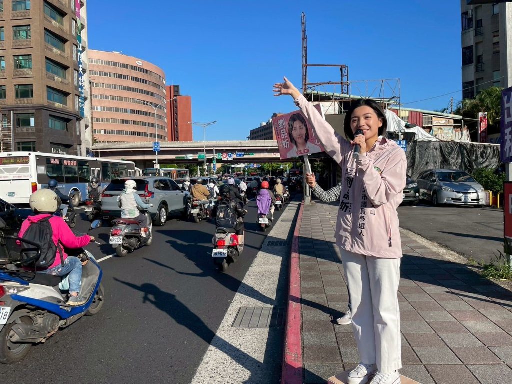 劉品妡勤跑市場站路口衝知名度　盼以紮根基層拚出初選勝利