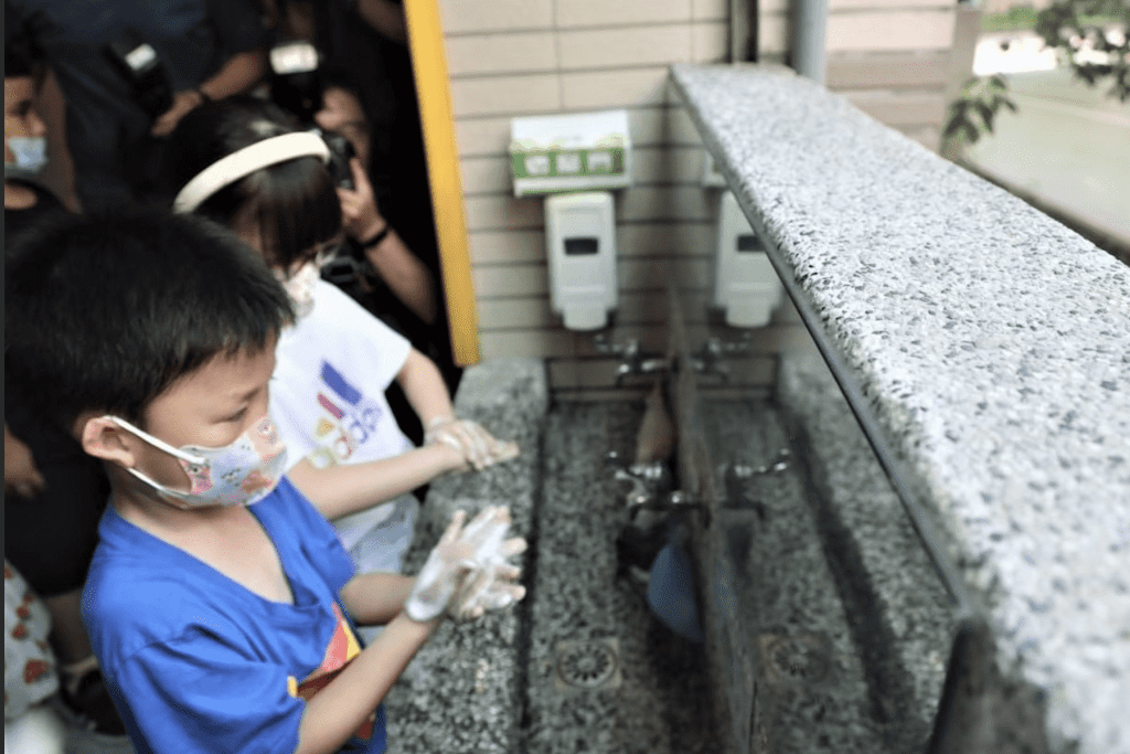 防疫不鬆懈!新北校園啟動全面消毒     口罩、洗手、疫苗不可少