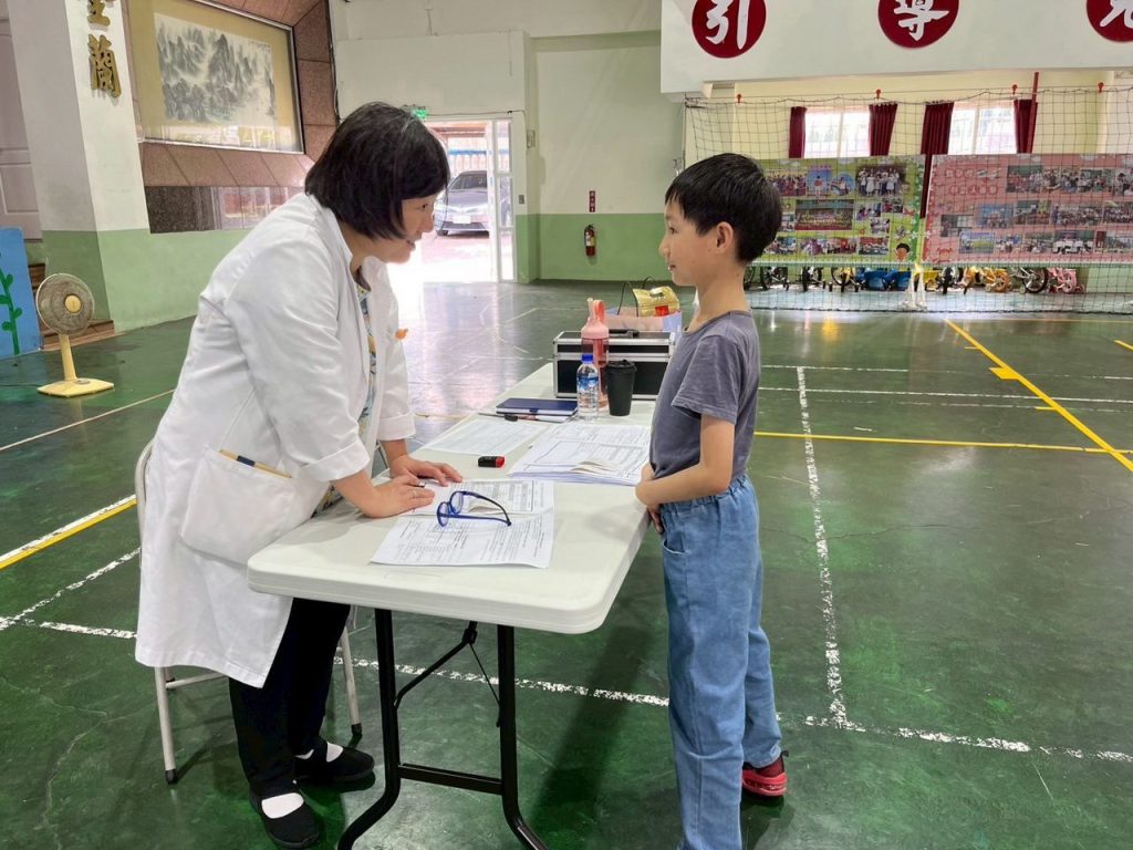 學童近視加深　信賴眼科義診列車開到頂六