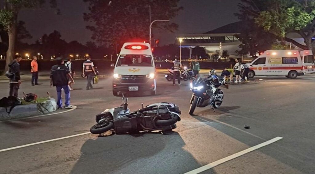 鳳山區南京路國泰路口二機車碰撞　二人受傷送醫