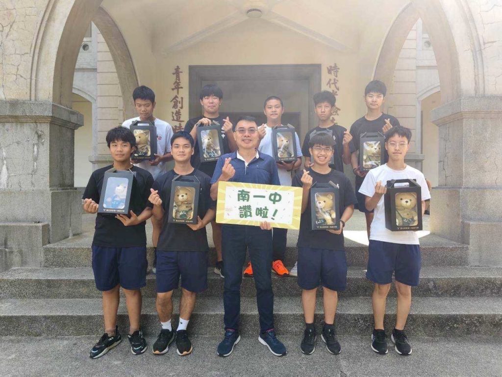 台南一中學子挺進花蓮災區　校長廖財固特別表揚10位「鏟子超人」同學