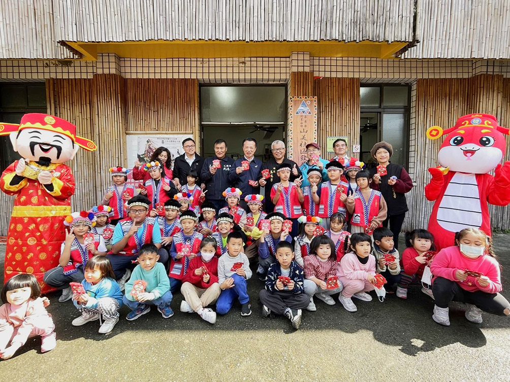 翁章梁赴大埔、阿里山發新春紅包　祝福要蛇麼有蛇麼