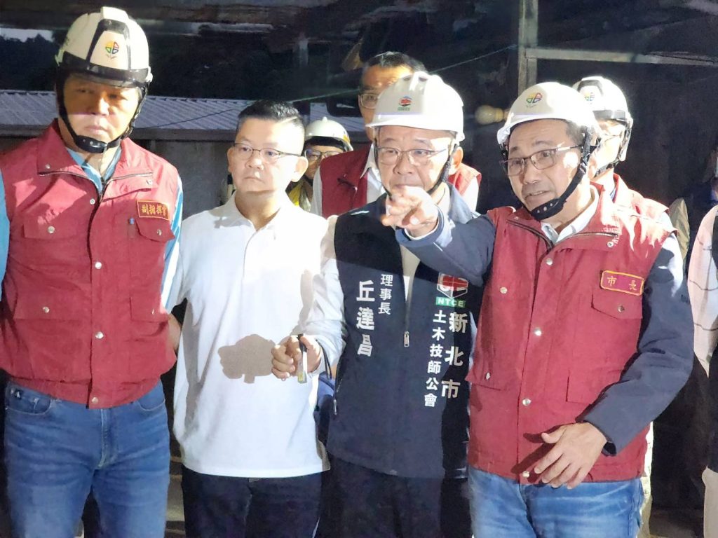 新店社區擋土牆坍塌     侯友宜視察確認安全      周邊50名住戶明早可「先行返家」