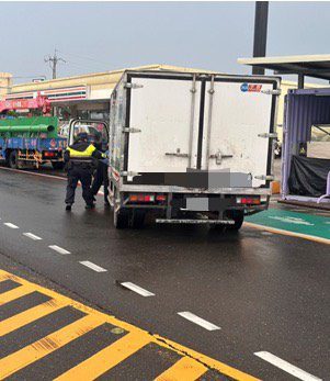 物流車拋錨於路中　和美員警及時伸手解危