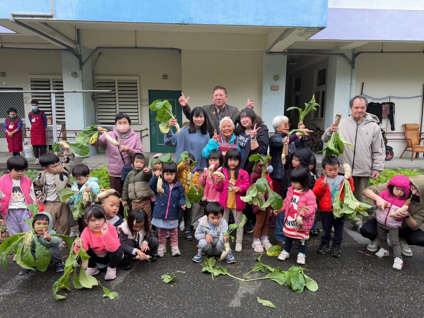 迎接新年好彩頭  花蓮榮家老幼歡樂拔蘿蔔