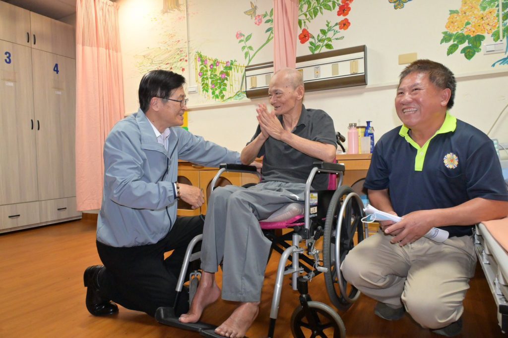 退輔會主委嚴德發關心  花蓮榮家受災榮民江添昌