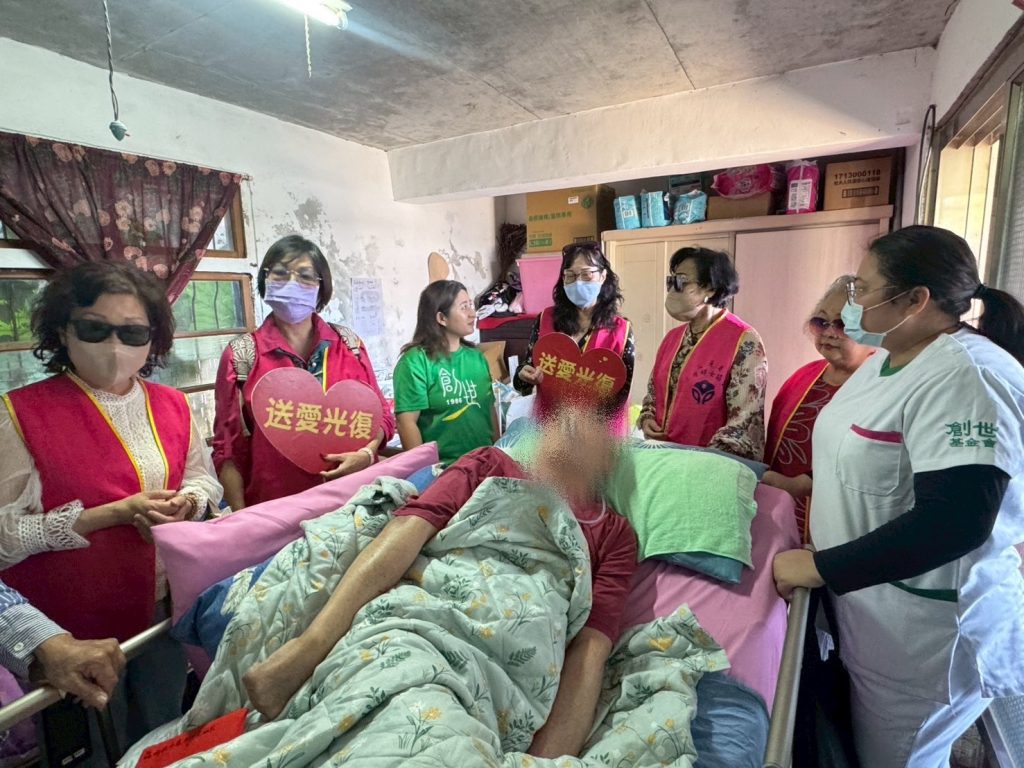 創世基金會暖心禮包 溫暖了植物人家庭
