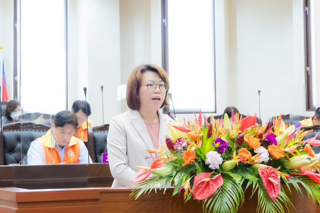 端坐議堂講陽光　清風廉韻自飄揚