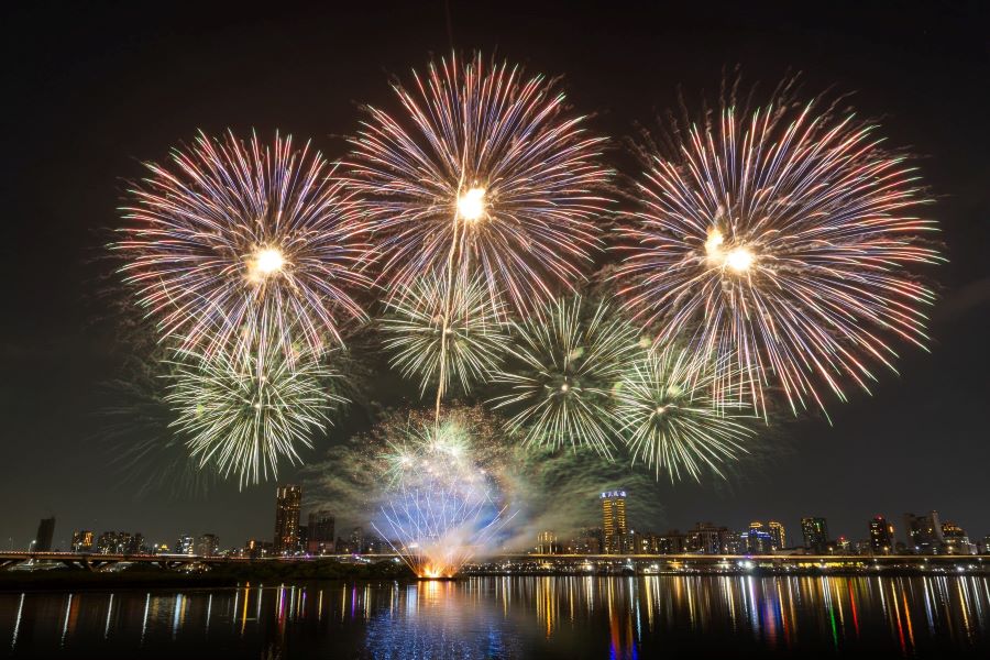 大稻埕夏日節登場 首場300秒煙火秀吸引逾6.8萬人共賞