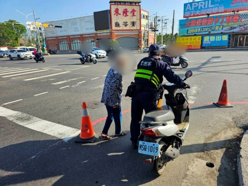 老婦機車拋錨　東港暖警即時救援