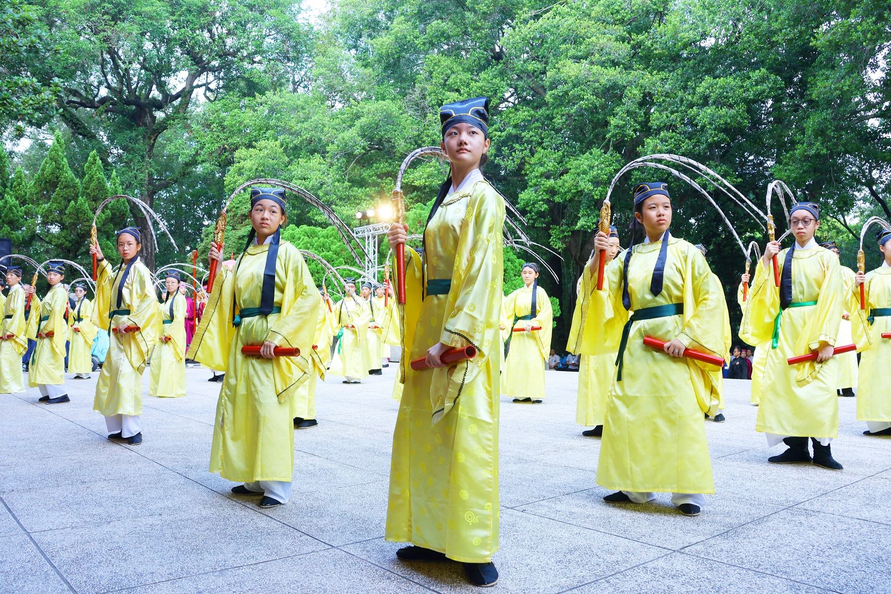 嘉市紀念孔子2574週年誕辰釋奠典禮　黃敏惠分送學子祈福小物