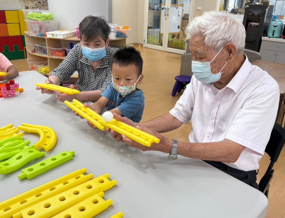 花蓮榮家老幼共學  跨世代間互動學習