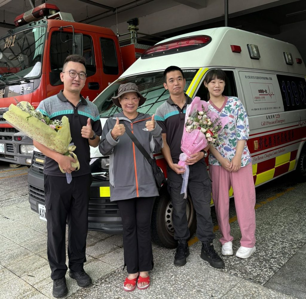 外送員自摔失去生命徵象  119搶救後奇蹟甦醒!攜家屬至消防隊感謝