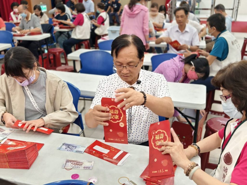 影音/彰化市重陽節發放敬老禮金   42位百歲人瑞另致贈金鎖片