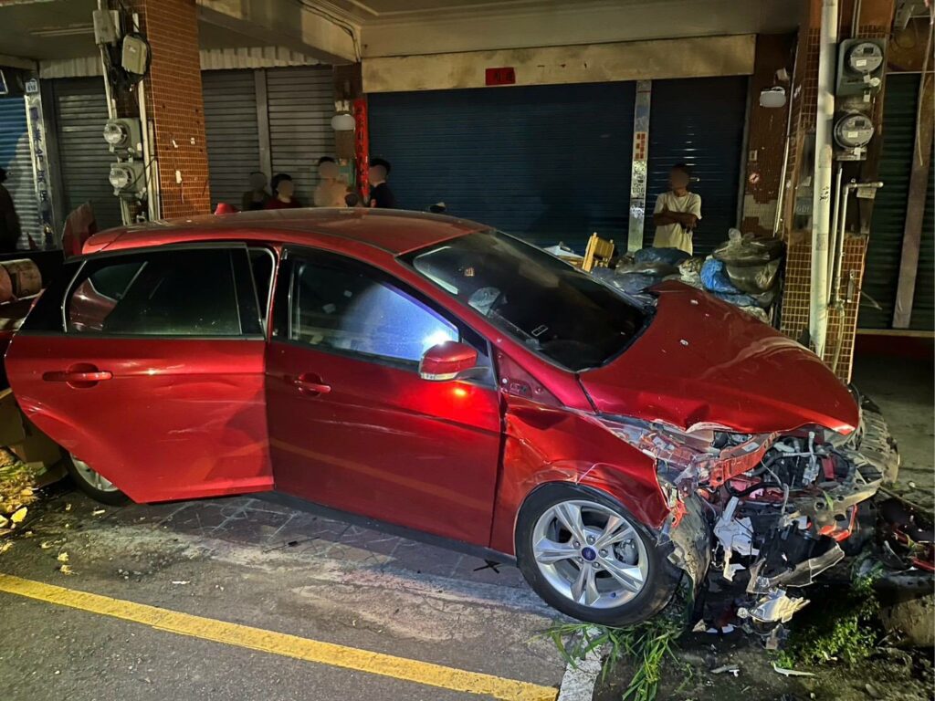 女子酒駕自撞波及3車輛1電桿輕傷　左營警依法究辦