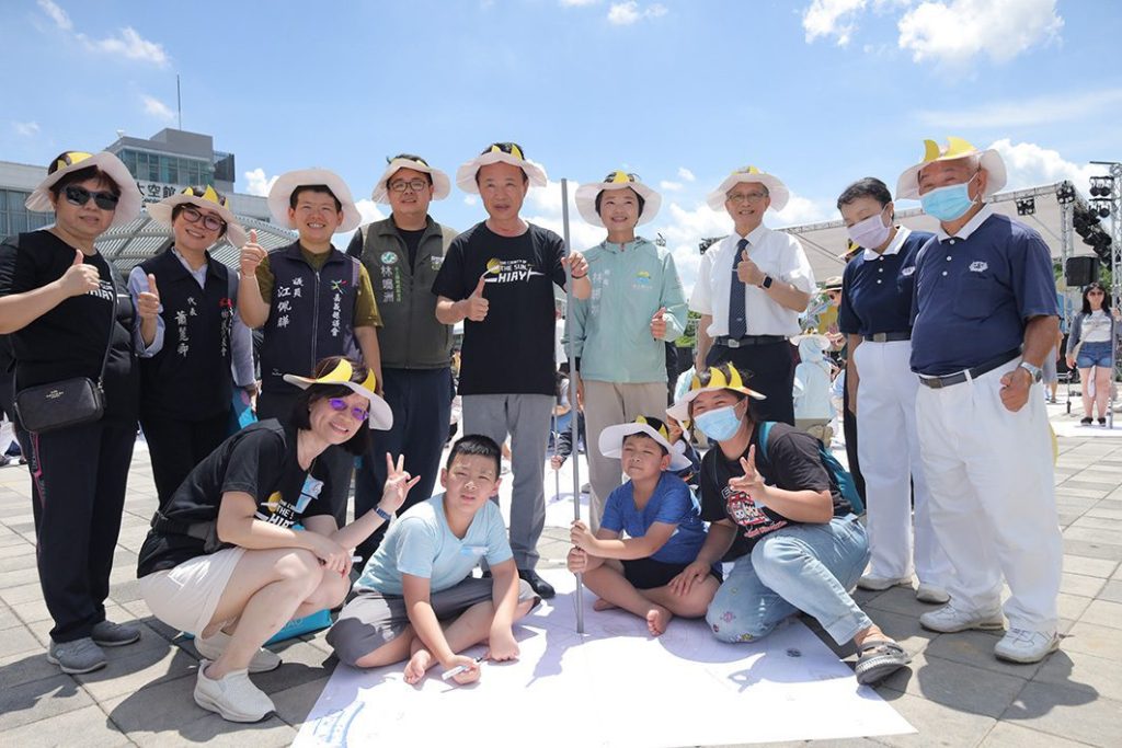 科學玩翻夏至日　百人體驗北回歸線「立竿不見影」