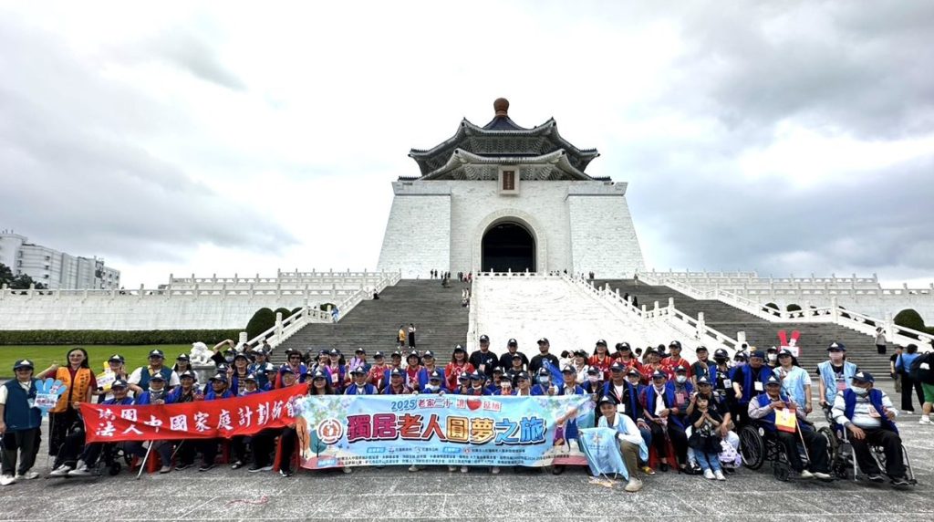 頂新和德攜手志工傳愛　響應公益邀請獨居老人吃脆皮炸雞