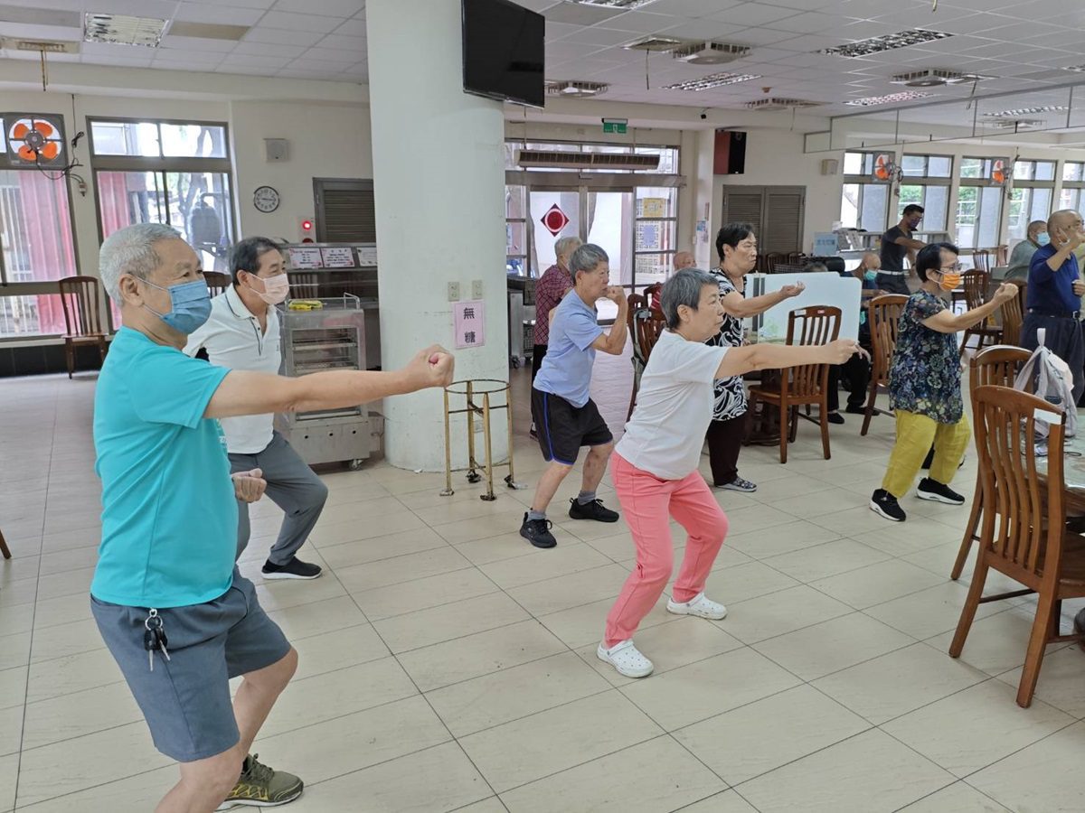 榮家近期興起一股八段錦運動　養成運動的習慣有助身心健康