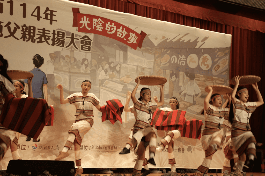 新北55位模範父親獲表揚     侯友宜讚父愛是子女引路燈     94歲方三旗成典範