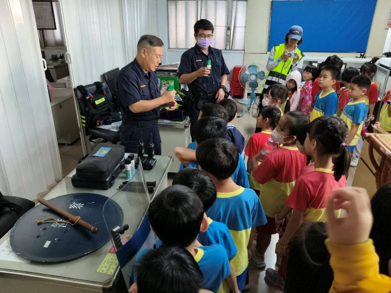 仙吉國小參訪新園分駐所　體驗波麗士日常