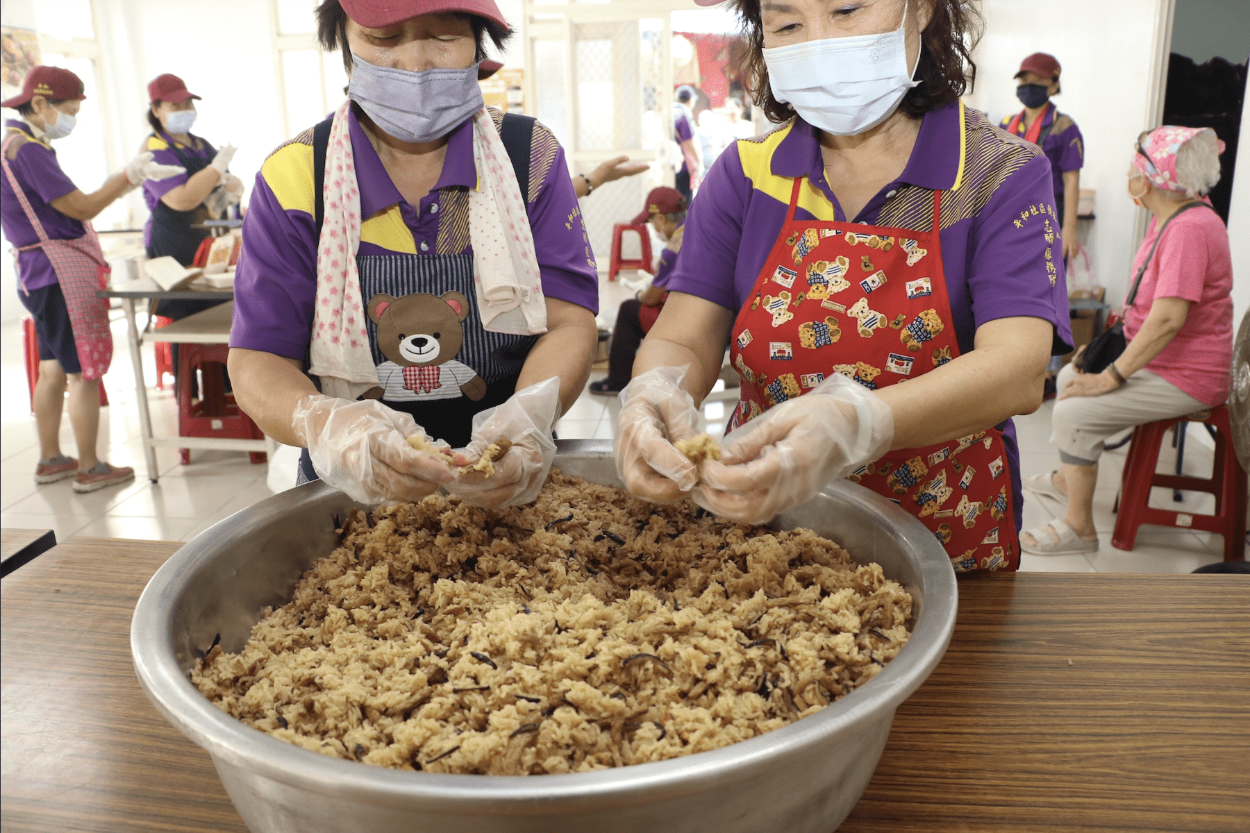 平和社區油飯遠近馳名     中秋晚會吃油飯不吃月餅